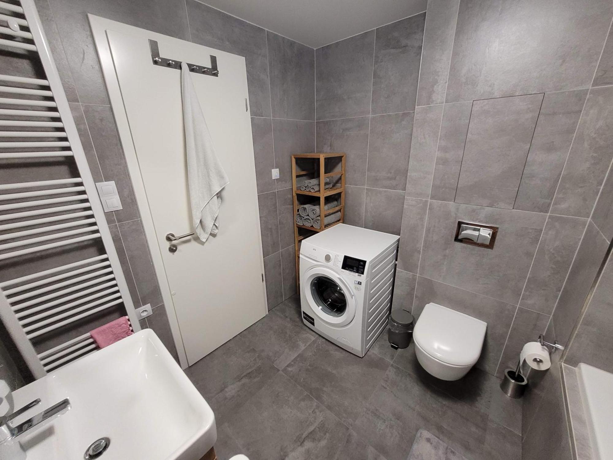 Newly Built Apartment With Balcony, Ac And Free Indoor Garage Praga Exterior foto