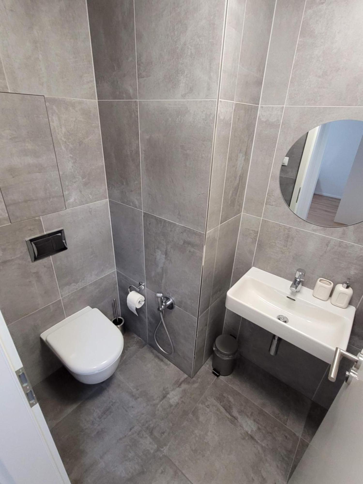 Newly Built Apartment With Balcony, Ac And Free Indoor Garage Praga Exterior foto